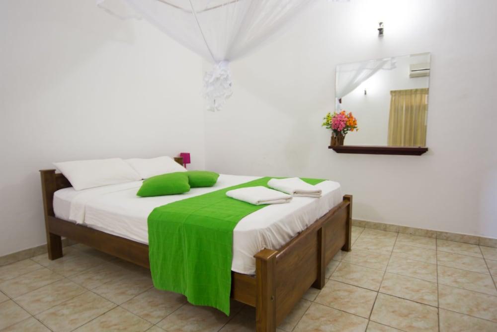 Oyo 347 Hotel Empryean Katunayaka Esterno foto