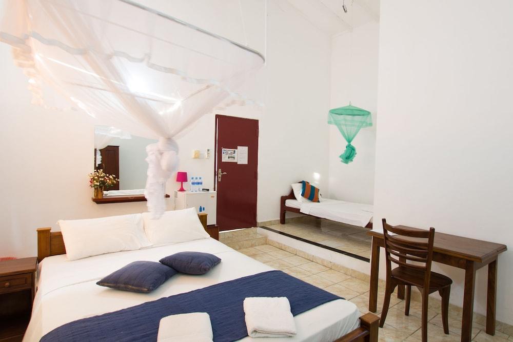 Oyo 347 Hotel Empryean Katunayaka Esterno foto