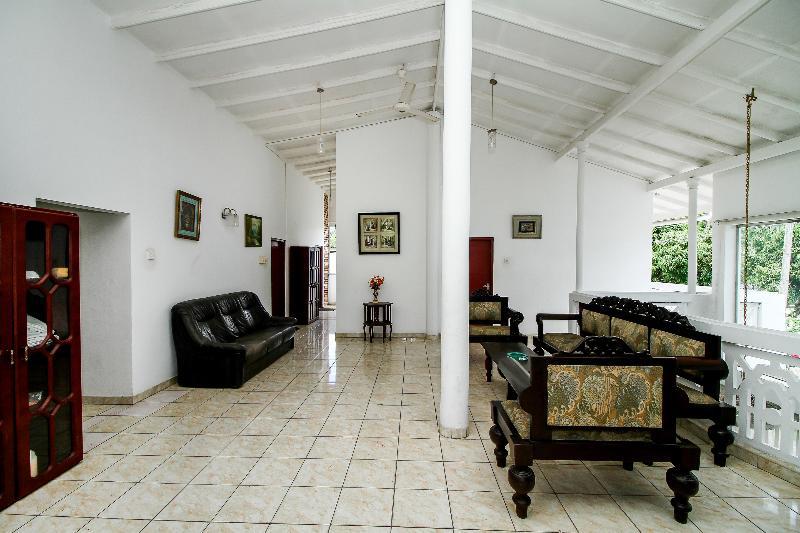 Oyo 347 Hotel Empryean Katunayaka Esterno foto