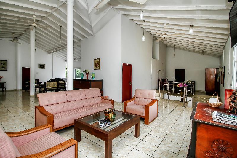 Oyo 347 Hotel Empryean Katunayaka Esterno foto
