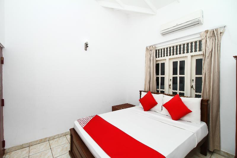Oyo 347 Hotel Empryean Katunayaka Esterno foto