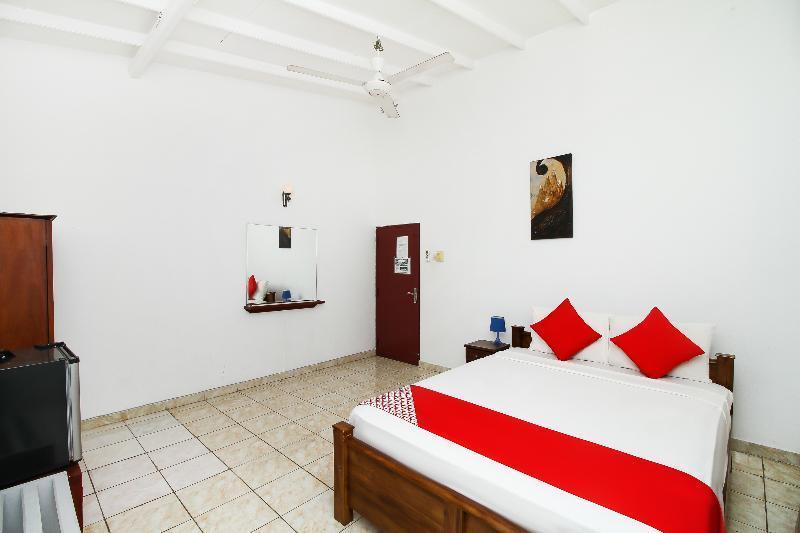 Oyo 347 Hotel Empryean Katunayaka Esterno foto