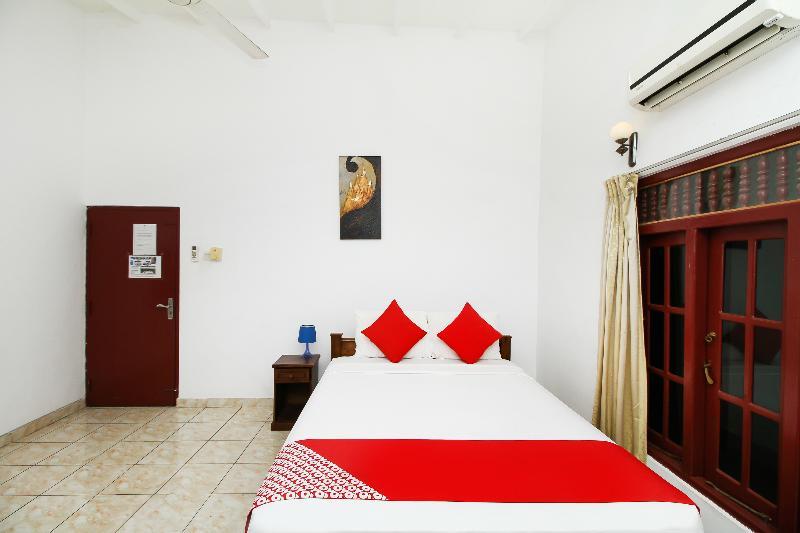 Oyo 347 Hotel Empryean Katunayaka Esterno foto