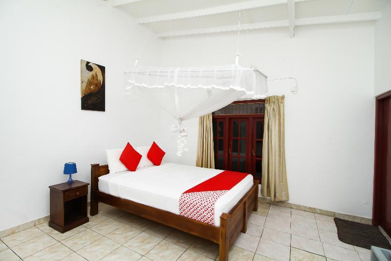 Oyo 347 Hotel Empryean Katunayaka Esterno foto