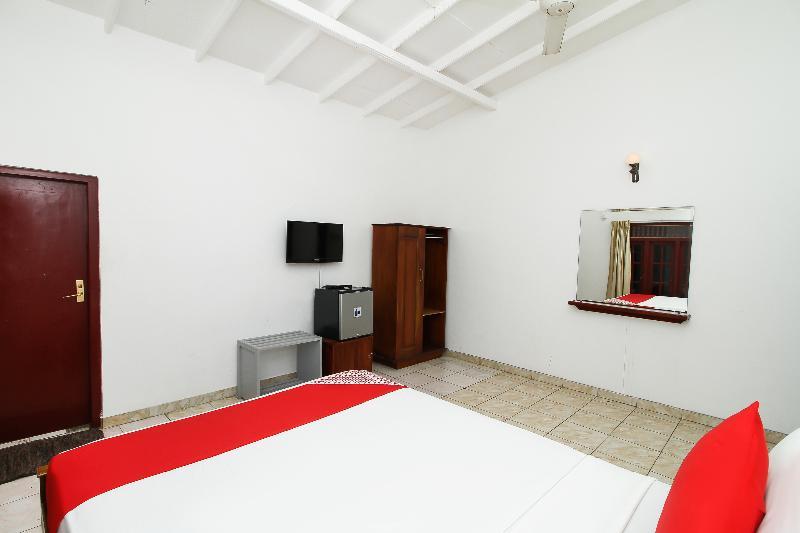 Oyo 347 Hotel Empryean Katunayaka Esterno foto