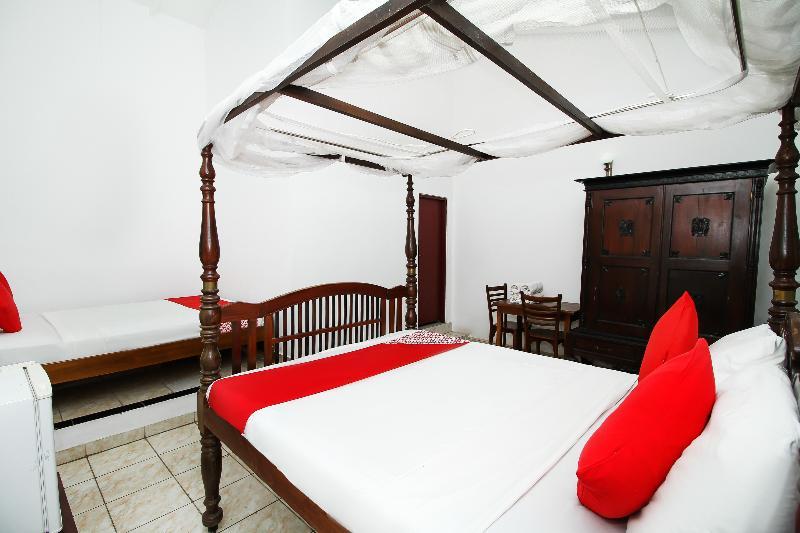 Oyo 347 Hotel Empryean Katunayaka Esterno foto