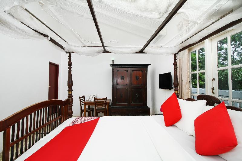 Oyo 347 Hotel Empryean Katunayaka Esterno foto