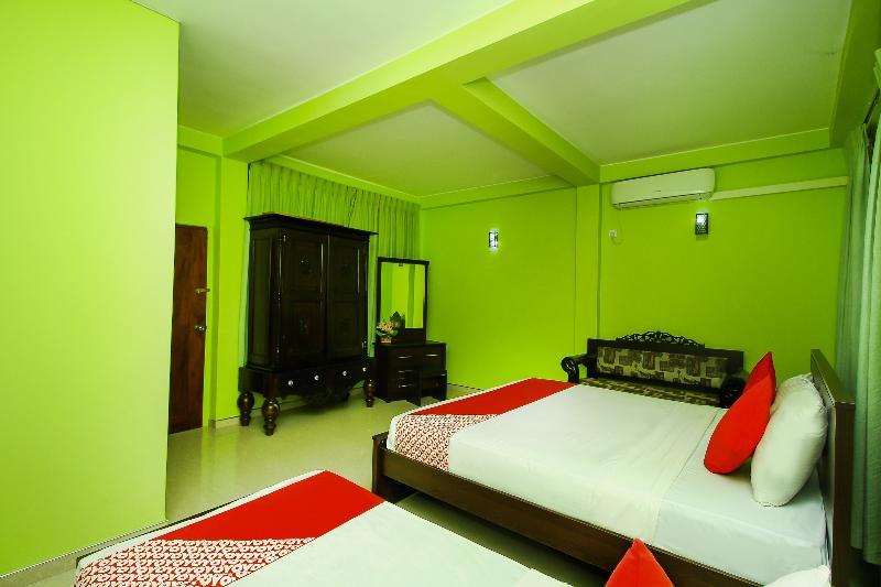 Oyo 347 Hotel Empryean Katunayaka Esterno foto