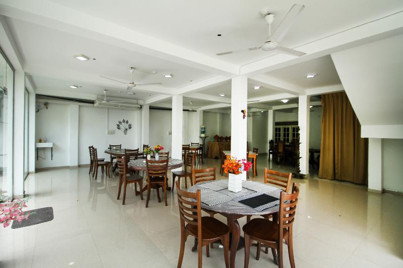 Oyo 347 Hotel Empryean Katunayaka Esterno foto