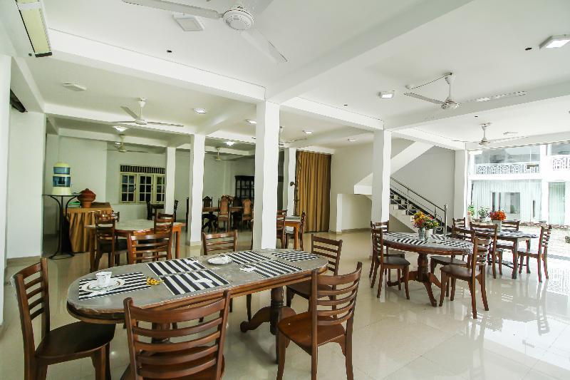 Oyo 347 Hotel Empryean Katunayaka Esterno foto