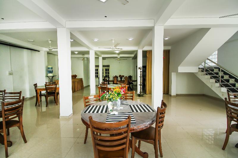 Oyo 347 Hotel Empryean Katunayaka Esterno foto